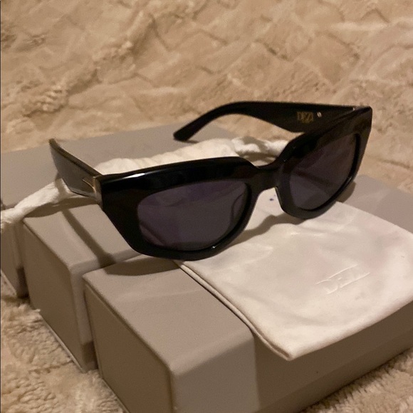 DEZI Black Sunglasses Modern Sleek Design - Picture 3 of 7